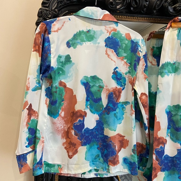 Two piece, satin, multi coloured outfit, with black piping. - Picture 7 of 11